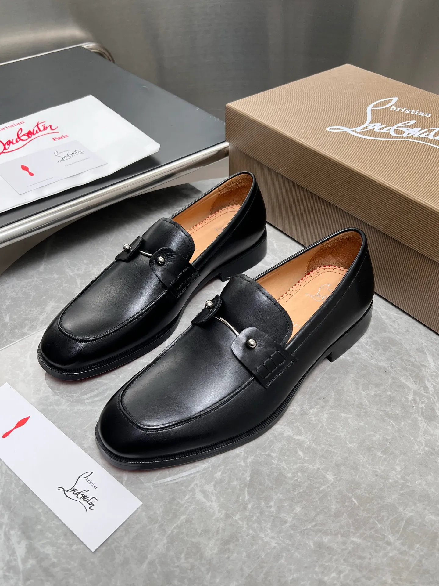 [CL red sole] Top P: 900💰 Number of yards: 39~44 (38.4546. Customized, non-refundable) CL new men's formal shoes Loaf leather shoes Christia* Loubouti* red sole shoes The red sole is luxurious and elegant, reshaping the style boundary of casual formal wear. It is extremely innovative in material selection, and creates a rich visual and tactile experience through the collision of different materials! Made of top-grade calfskin/glossy patent leather/spliced ​​technical fabric in contrasting colors. The upper is stitched by hand with fine and even stitching. It is based on the square-toe loafer shoe shape, with neat and elegant lines, which fits the toughness of men's wear. The upper is embellished with metal rivets, injecting individual details into classic loafers, breaking the mediocrity of casual shoes, and giving a concrete expression of "low-key luxury". From the original color/red cowhide lining inside the shoe to the instantly recognizable red sole, the "red sole" is not only the brand's visual identity, but also a "luxury codeword" when walking. The red sole exposed inadvertently conveys taste and identity instantly. From the innovative splicing of materials, to the personalized fusion of design, to the ingenious inheritance of craftsmanship, the Christian Louboutin men's loafer series is not only a pair of casual shoes, but also a "yuppie style" dressing weapon for men. Whether it is a casual business meeting or a casual look for daily travel, it can help you become a unique and stylish man in every occasion with its "red Loaf" attitude.